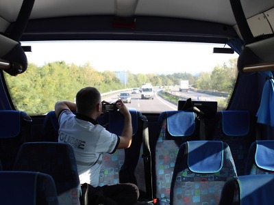 Na neukázněné řidiče u Turnova znovu dohlížel policejní autobus
