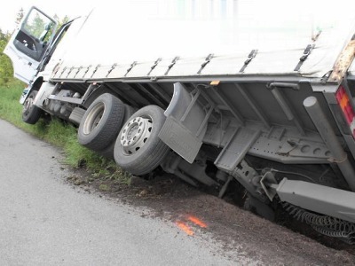 U Košťálova si hned dva kamiony ustlaly v příkopech