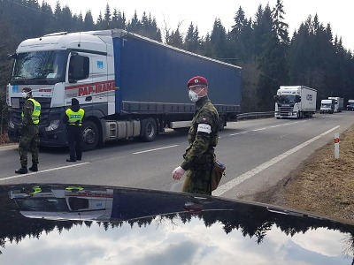 VIDEO: Dopravu komplikují kamiony ve směru na Harrachov