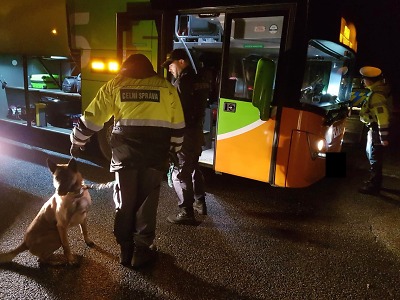 Policisté s celníky kontrolovali na hranicích v Harrachově autobusy