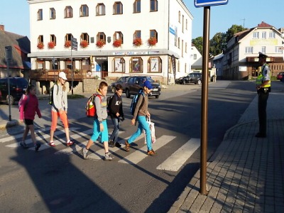 Policisté v Pojizeří kontrolovali přechody i besedovali s dětmi