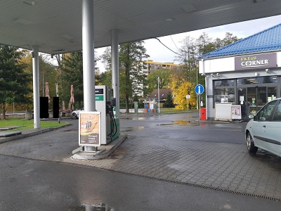 Muž chtěl na čerpací stanici v Jablonci zapálit auto, které polil benzínem