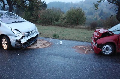 Čelní střet dvou Citroenů u Kozákova, čtyři lidé zranění