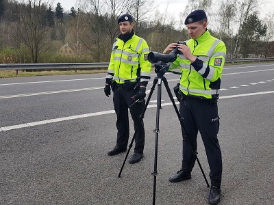 Během krajské dopravní akce použili policisté nové dalekohledy