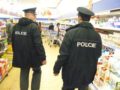 Policisté v Pojizeří nabádali zákazníky při nákupech k obezřetnosti