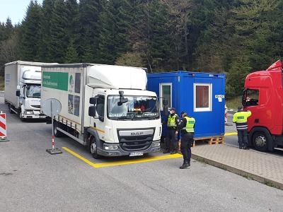 Policistům na přechodu v Harrachově pořídili zastřešené stanoviště 
