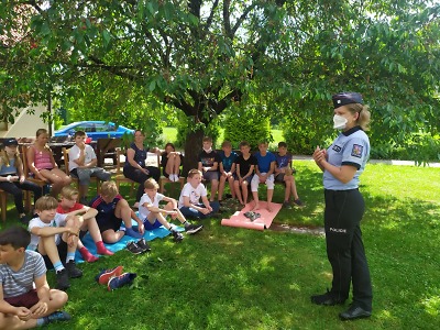Policisté navštívili děti ve Ktové na škole v přírodě