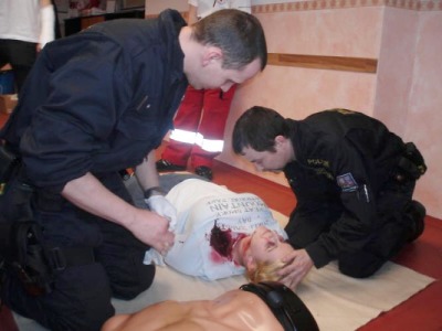 Jablonečtí policisté se učí, jak zachraňovat lidské životy