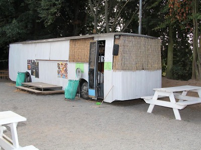 Zloděj dostal chuť na pamlsky v kiosku Autobus v Přepeřích