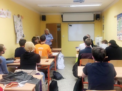 Policistka z oddělení prevence poučila žáky turnovské autoškoly