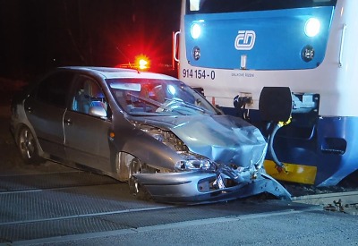 V Příšovicích se střetl osobní vlak s fiatem, který tam někdo odstavil