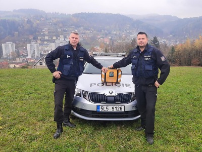 Policisté úspěšně poskytli první pomoc starší ženě v Železném Brodě