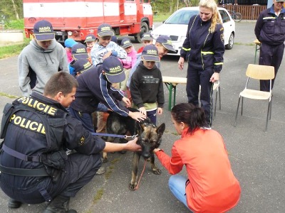 Policisté navštívili děti na letních táborech v Pojizeří