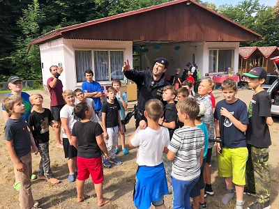 Děti v táboře Krásnov prožily jedno dopoledne s policisty