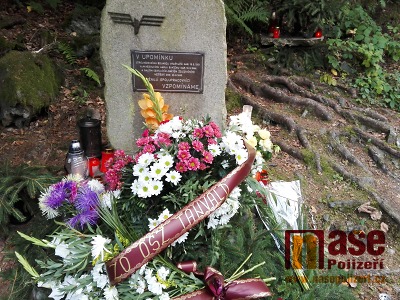 Na výročí spálovské tragédie byl pomníček zasypán květinami