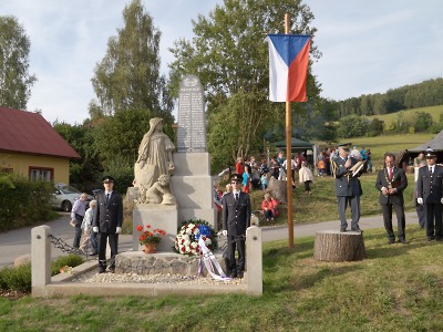 Bítouchovský pomník se stal opět důstojným pietním místem
