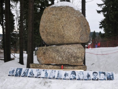 Místo běžeckého závodu se koná setkání u Památníku horolezců
