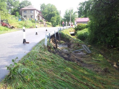 Pondělní přívalový déšť těžce poškodil mnoho krajských silnic