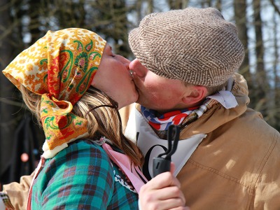 FOTO: Lyžaři se loučili se sněhem štafetou dvojic s polibkem