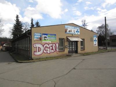 Policie hledá sprejery, kteří pomalovali veterinární kliniku v Semilech