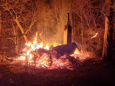 Hořela chatka u Riegrovy stezky v Bítouchově