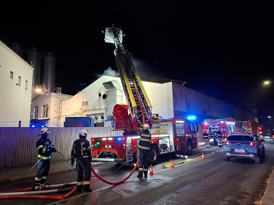 Hořelo v průmyslovém areálu v Lomnici nad Popelkou