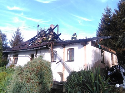 Hořela chalupa v Bítouchově, škoda je půl milionu