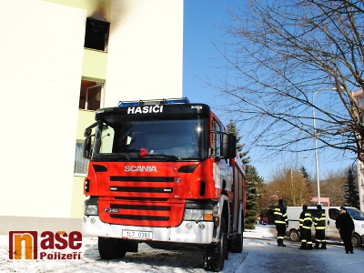 FOTO: Při požáru v Semilech evakuovali 25 obyvatel panelového domu