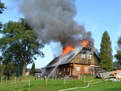 Požár zachvátil rekonstruovanou chalupu ve Svojku, škoda je půl milionu