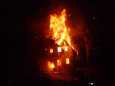Noční požár chalupy v Kořenově zaměstnal šest jednotek hasičů