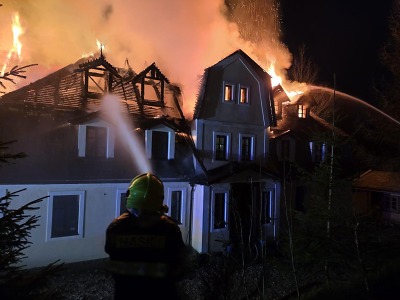 Dvoupatrový dům hořel na Benecku, zasahovalo 11 jednotek hasičů