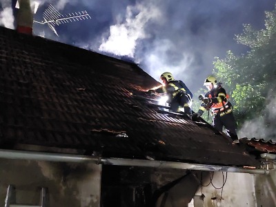 Hořel rodinný dům v Dolní Sytové, hasiči povolali osm jednotek