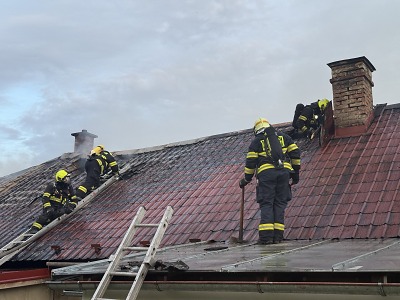 V Mírové hořela střecha rodinného domu