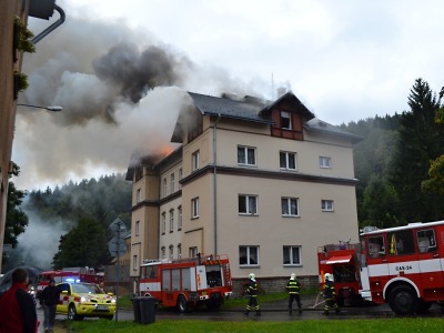 Při požáru domu v Tanvaldě evakuovali hasiči celkem 20 osob