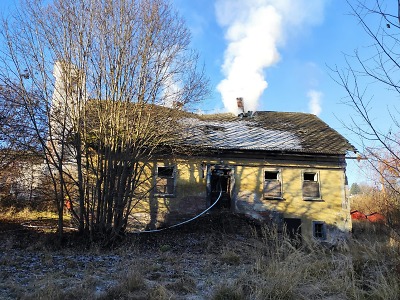 Požár vznikl ve starším domě v Semilech - Podmoklicích