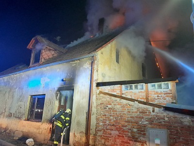 Hasiči zasahovali u požáru domu ve Vratislavicích