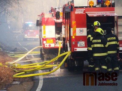Hasiči zasahují při požáru lesa v Horské Kamenici u Železného Brodu
