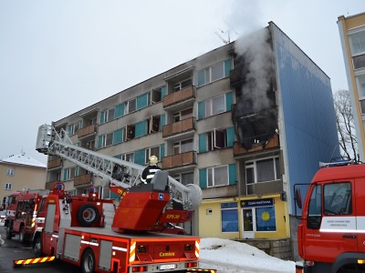 V Jablonci hořel na Silvestra panelák, obyvatele museli evakuovat