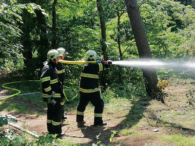 V horkém dni hořel les u semilského krematoria