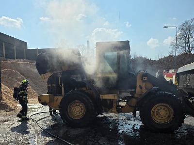 V obci Horka u Staré Paky hořel kolový nakladač