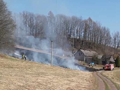 V Lomnici hořela paseka u rodinných domů