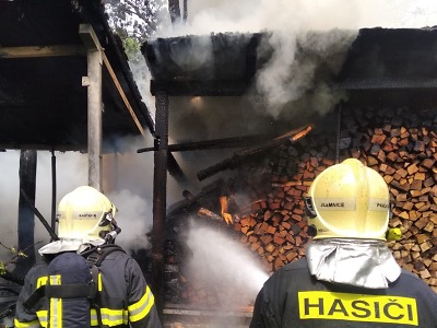 Hasiči zasahovali u požáru sauny a dřevníku v Jestřabí