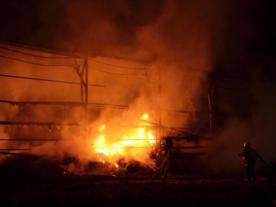 V Syřenově zcela shořel seník, policie nevyloučila úmyslné zapálení