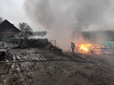 Hasiči zasahovali u požáru seníku v Troskovicích