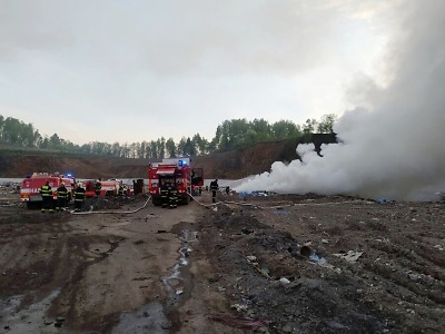 Hořela skládka v Košťálově, zasahovalo osm jednotek hasičů