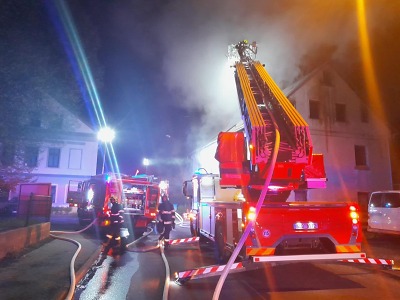 Hořel dům v libereckém Starém Harcově. Hasiči zachránili dvě osoby