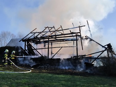 Plameny zachvátily stodolu v Dolní Sytové