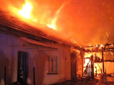Požár zachvátil dům v Tatobitech, zraněnou ženu odvezli do nemocnice