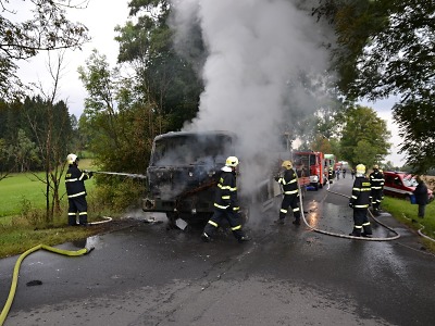 Hasiči likvidovali požár nákladního auta u Vysokého nad Jizerou