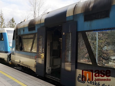 VIDEO: V Harrachově hořel vlak, provoz na trati byl přerušen